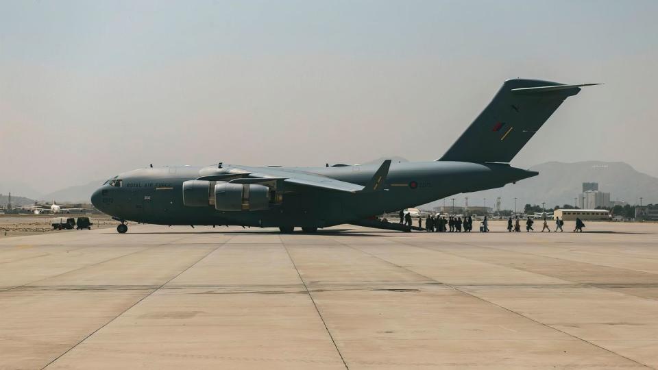 Eine Transportmaschine vom Typ C-17 der US-Luftwaffe auf dem Hamid Karzai International Airport in Kabul. An Bord einer solchen Maschine hat eine afghanische Frau ein Baby zur Welt gebracht.