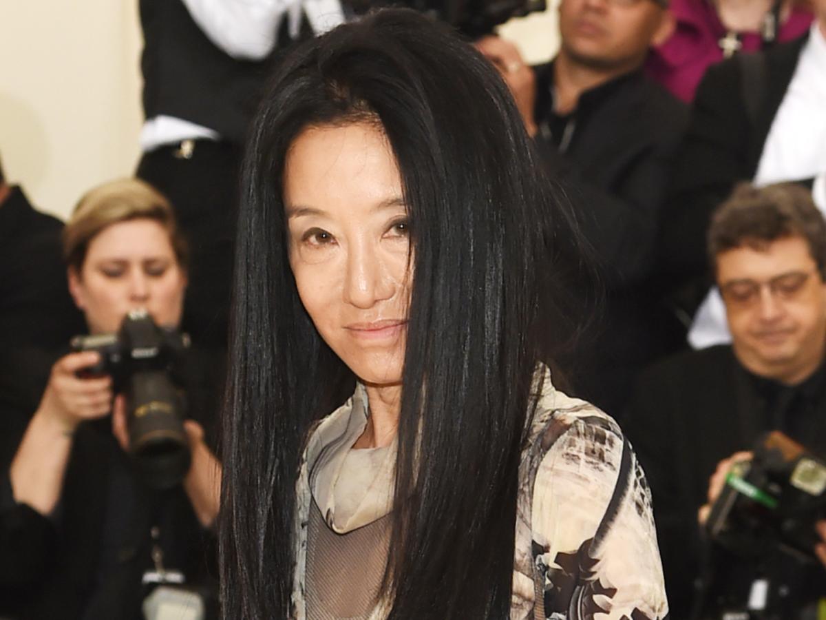 La photo de Vera Wang en maillot de bain divise Internet alors que les médias affirment qu’elle « vieillit à l’envers »