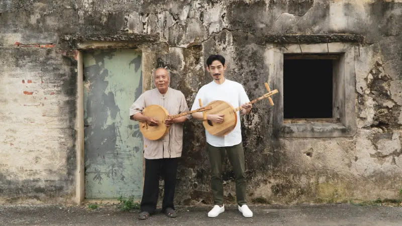 ▲金獎演員陳竹昇（右）飾演一位聲音旅人，深入探訪恆春半島與民謠傳藝師吳登榮（左）共同彈唱月琴，琴弦間激盪出旋律和鳴。（圖／屏東縣府提供）