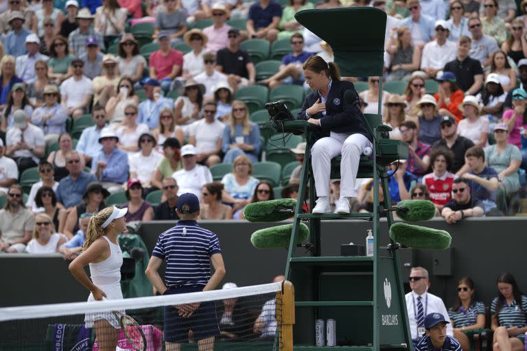 Mirra Andreeva discutiendo con la umpire Louise Azemar Engzell 