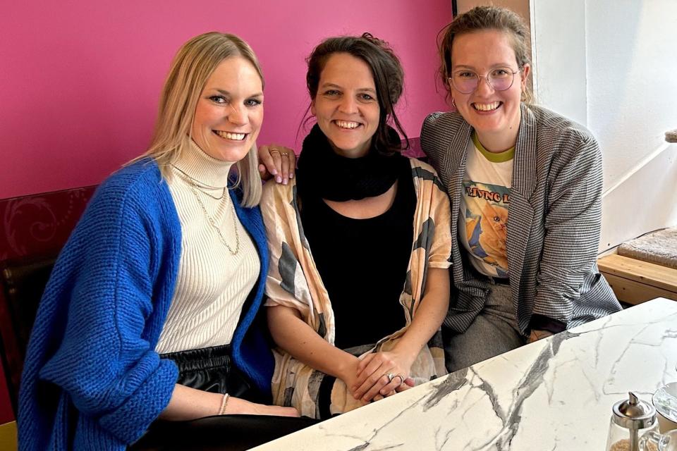 Doggo-Mamas und Crazy Cat Ladies: die Gründerinnen Saskia te Kaat, Stefanie Zillessen und Madeline Metzsch (v.l.n.r.). - Copyright: NAK/Gründerszene