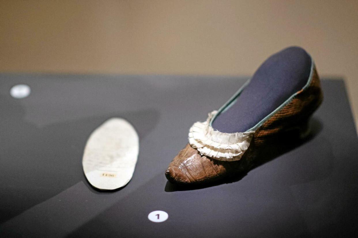 Le fameux soulier lors d'une exposition consacrée à Marie-Antoinette à la Conciergerie, à Paris, en 2019.    - Credit:MARTIN BUREAU / AFP