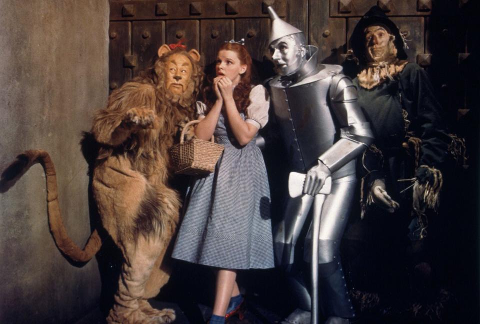 F6HGE3 1939, Film Title: WIZARD OF OZ, Director: VICTOR FLEMING, Studio: MGM, Pictured: RAY BOLGER, CHARACTER, COWARDLY LION: WIZARD OF OZ, DOROTHY: WIZARD OF OZ, VICTOR FLEMING, JUDY GARLAND, JACK HALEY, BERT LAHR, SCARECROW: WIZARD OF OZ. (Credit Image: SNAP)