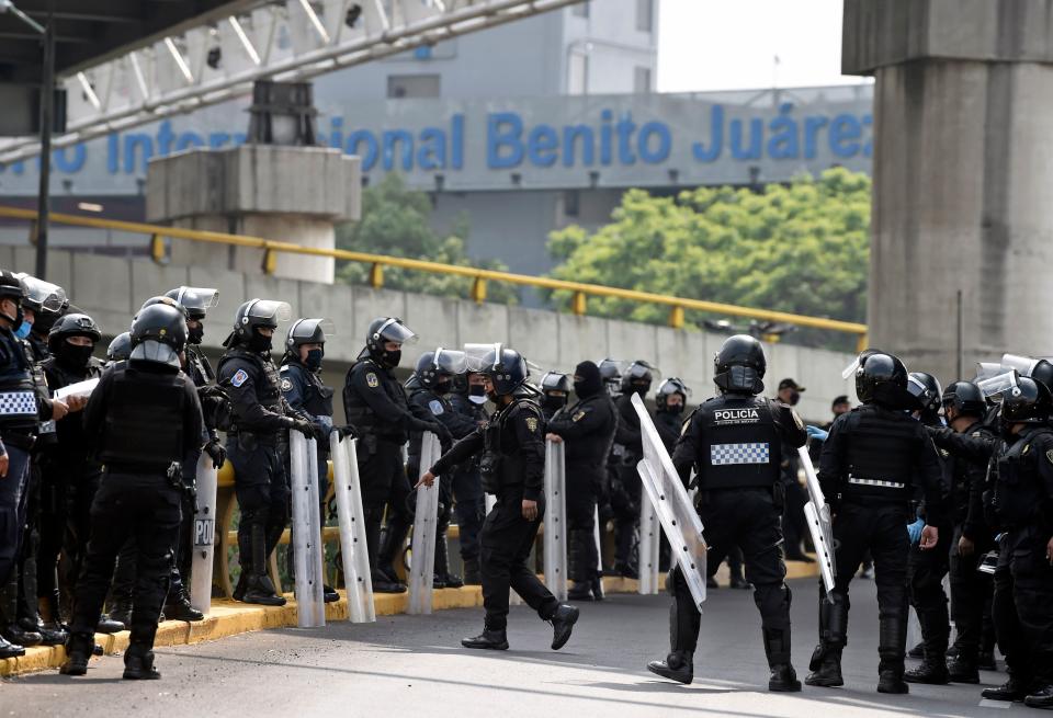 Policías antidisturbios se despliegan afuera del Aeropuerto Internacional Benito Juárez en Ciudad de México ante la protestas de empleados de la terminal que demandan el pago de utilidades. Foto: ALFREDO ESTRELLA/AFP via Getty Images