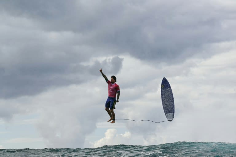 El brasileño Gabriel Medina reacciona tras conseguir una gran ola en la quinta manga de la tercera ronda del surf masculino de los Juegos Olímpicos de París 2024, en Teahupo'o, en la isla de Tahití, en la Polinesia Francesa, el 29 de julio de 2024. (Jerome BROUILLET)