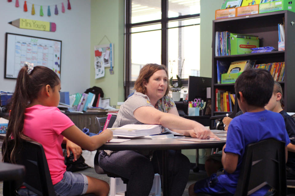 Rebecca Young works on phonics with several rising first grade students during a summer school program at River Bend Elementary in College Station, Texas. (Jackie Mader / The Hechinger Report)