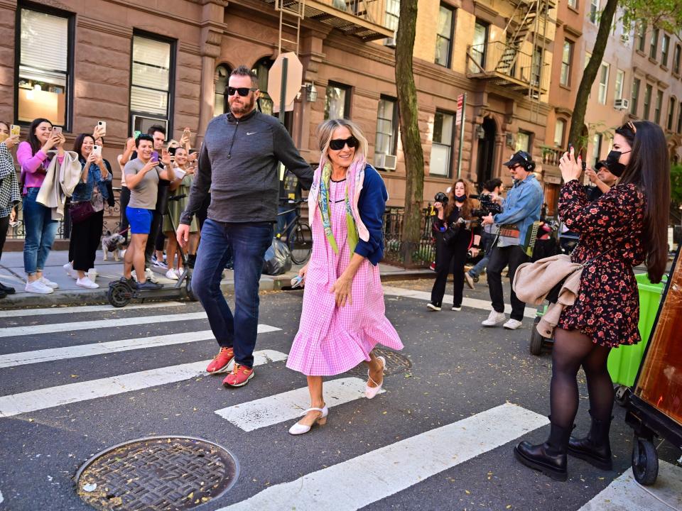 sarah jessica parker on set of and just like that in new york city