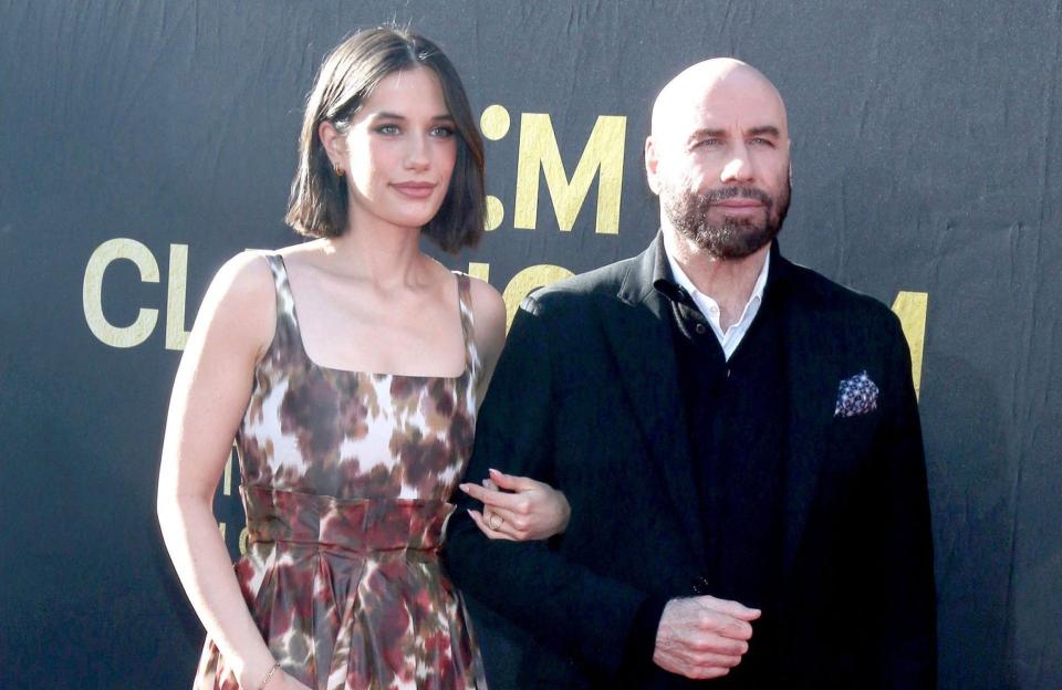 John Travolta et sa fille Ella Bleu font sensation sur le tapis rouge