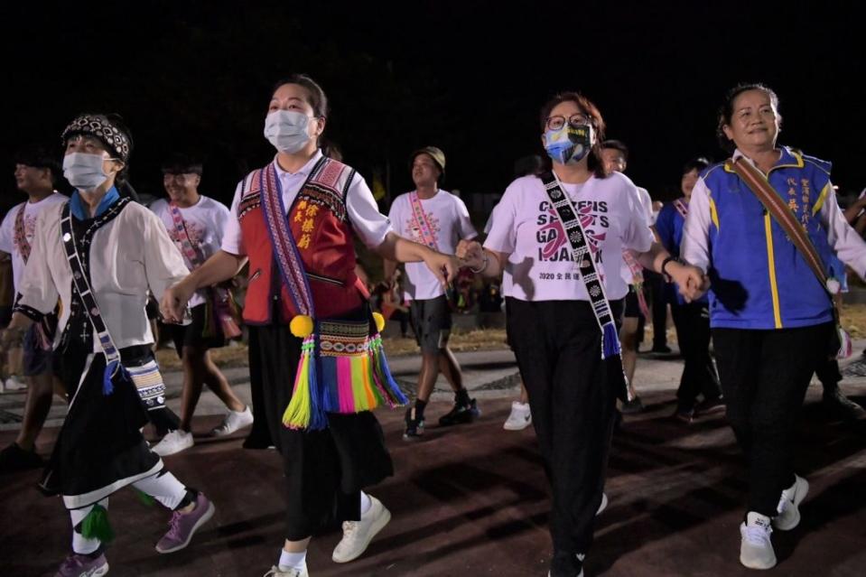 花蓮噶瑪蘭族立德部落豐年祭熱鬧登場，縣長徐榛蔚與部落族人齊跳傳統舞蹈。(花蓮縣政府提供)