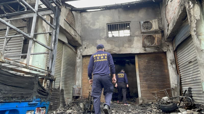 雲林縣斗南鎮某民宅15日清晨發生火警，造成2死、2傷，消防人員發現有縱火跡象，警方不排除有人為鎖定同住杜姓男子涉嫌重大，上午8時40分將其逮捕，正釐清犯案動機。（中央社）