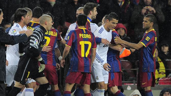 Real Madrid kalah 0-5 dari Barcelona. Kekalahan dalam laga Liga Spanyol musim 2010/2011 yang digelar di Camp Nou, 29 November 2010 ini diwarnai dengan permainan keras yang dibumbui keributan antar-pemain yang menyebabkan kapten Real Madrid Sergio Ramos diusir wasit. (AFP/Josep Lago)