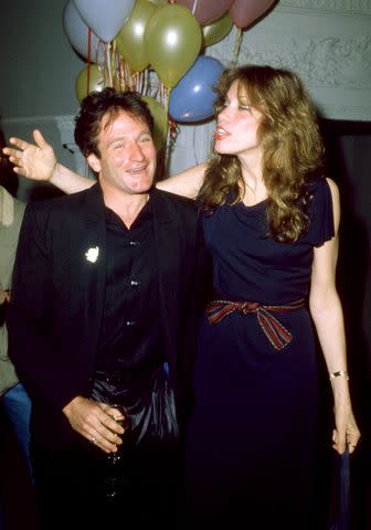 <p>Oscar Abolafia/TPLP/Getty</p> Robin Williams and Carly Simon in 1981