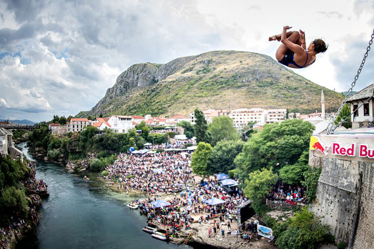 Adriana Jiménez de México se lanza desde la plataforma de 21 metros durante el día de competencia final de la tercera parada de la Serie Mundial de Red Bull Cliff Diving en Mostar, Bosnia y Herzegovina el 28 de agosto de 2021