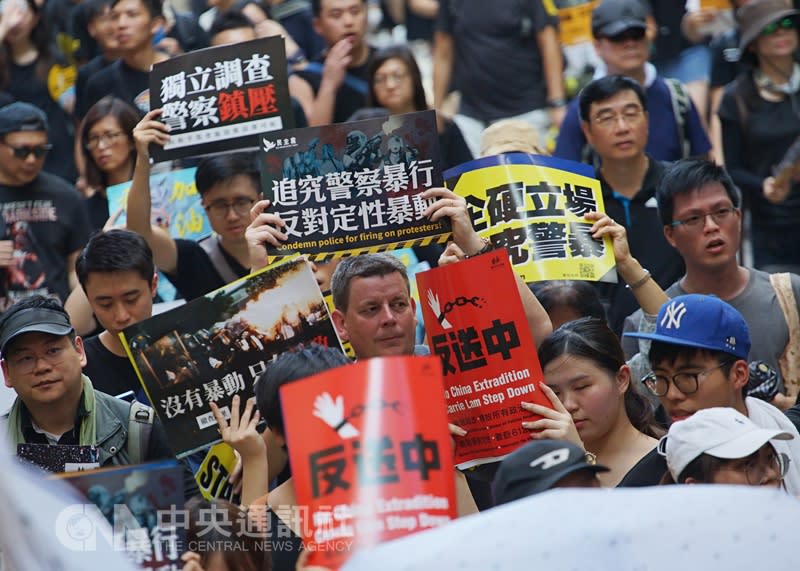 港警家屬籲政治解決反送中訴求，勿讓警成人肉盾牌。（中央社/檔案照）