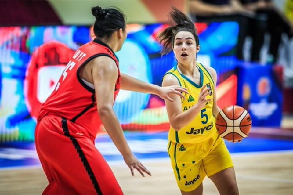 New Kentucky point guard Georgia Amoore said she is putting pressure on herself to make the national team that will represent Australia at this summer's Olympics, but she is also aware of the challenge. 