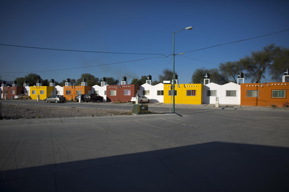 Viviendas del barrio La Esperanza para obreros de la industria automotriz en Villa de Reyes, cerca de San Luis Potosí, México. El TLCAN dio paso a un boom de la industria automotriz en México, pero los obreros de ese sectos ganan menos que los chinos. (AP Photo/Rebecca Blackwell)