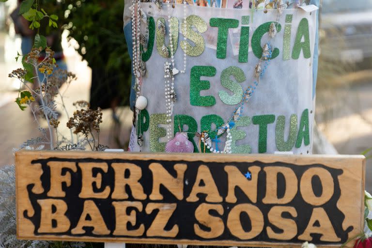 Carteles y pancartas con mensajes por el crimen en el "santuario" dedicado a Fernando Báez Sosa