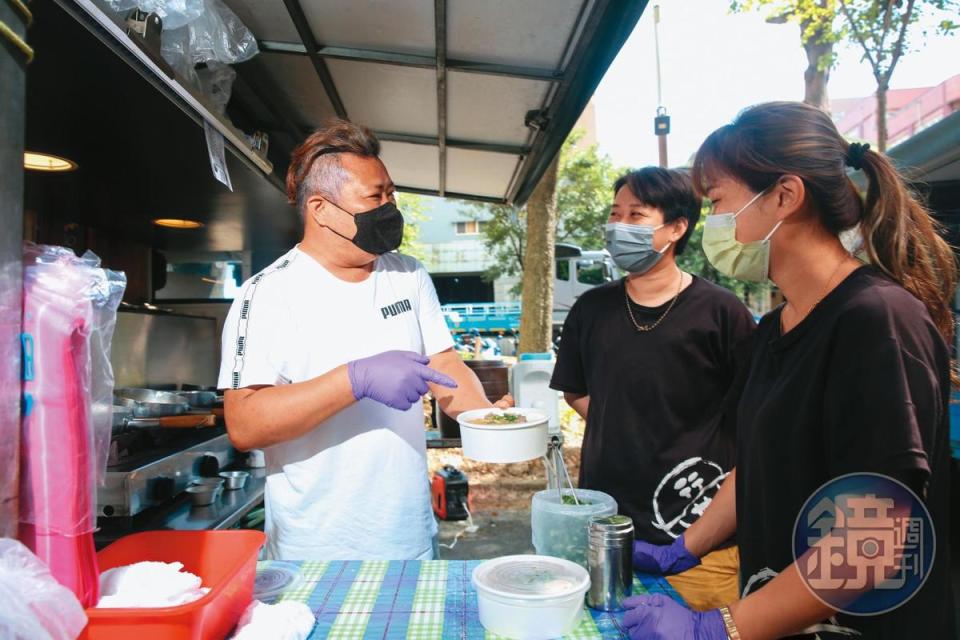邱源和（左）5年前創「行丼」餐車賣現煮日式丼飯，他不開放外部加盟，只讓信得過的親友做，確保品質。