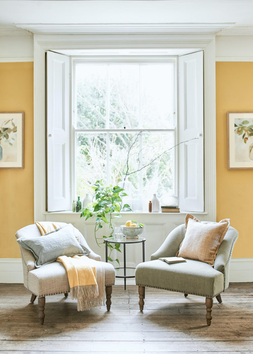 CHOOSE LAID-BACK SEATING FOR COUNTRY LIVING ROOMS