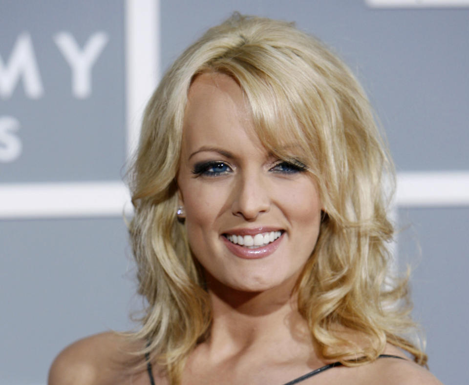 ARCHIVO – En esta foto de archivo del 11 de febrero de 2007, la estrella porno Stormy Daniels arriba a la 49na entrega de los premios Grammy en Los Ángeles. Una ong ha pedido al Departamento de Justicia que investigue si un pago secreto efectuado a Daniels antes de la elección presidencial de 2006 violó la ley federal porque Donald Trump no la incluyó en sus formularios de desembolsos. (AP Foto/Matt Sayles)