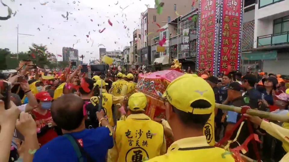 <strong>苗栗白沙屯拱天宮媽祖「粉紅超跑」今天下午抵達嘉義。（圖／中天新聞）</strong>