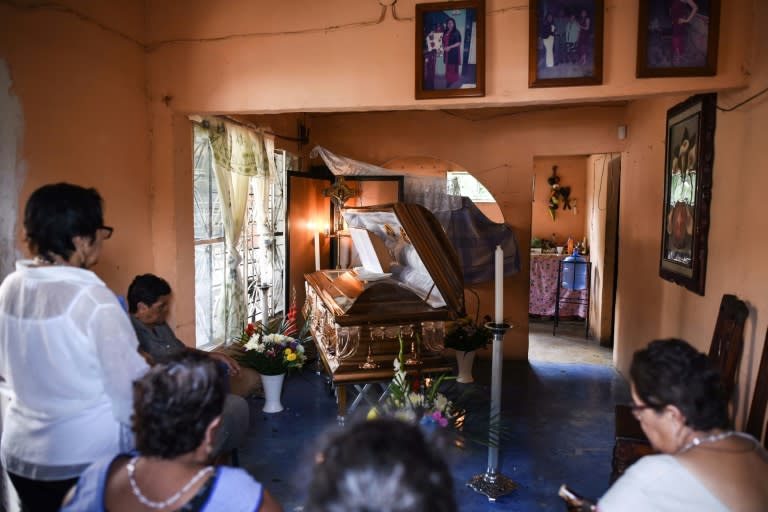 Relatives and friends mourn Mexican journalist Candido Rios at his wake in Hueyapan de Ocampo, Mexico on August 23, 2017. Rios, who was under government protection was shot dead Tuesday in the violent state of Veracruz