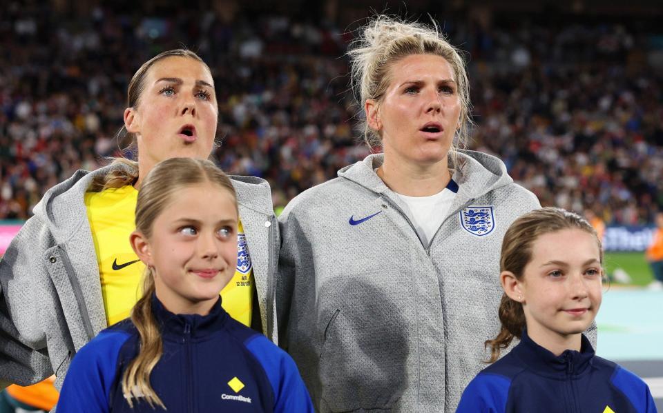 Mary Earps y Millie Bright de Inglaterra se alinean para el himno nacional antes del partido del Grupo D de la Copa Mundial Femenina de la FIFA Australia y Nueva Zelanda 2023 entre Inglaterra y Haití en el Brisbane Stadium el 22 de julio de 2023 en Brisbane