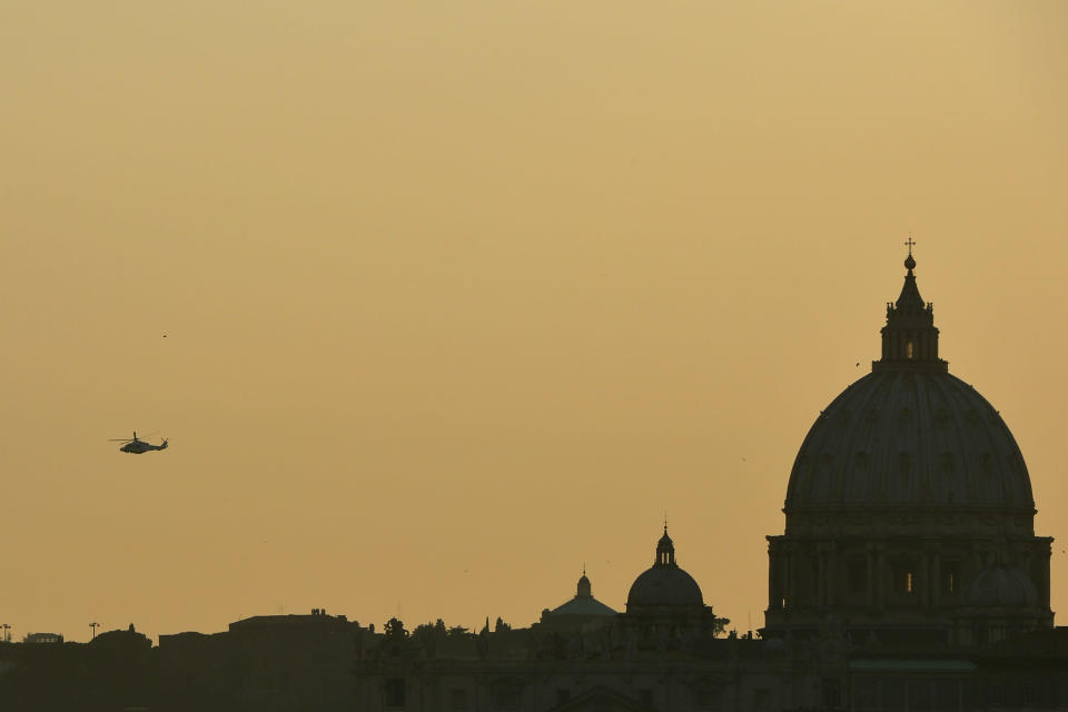 Le pape a embarqué dans un hélicoptère de la République italienne pour rejoindre Castel Gandolfo, où il s'est adressé pour la dernière fois à la foule. ALBERTO PIZZOLI/AFP