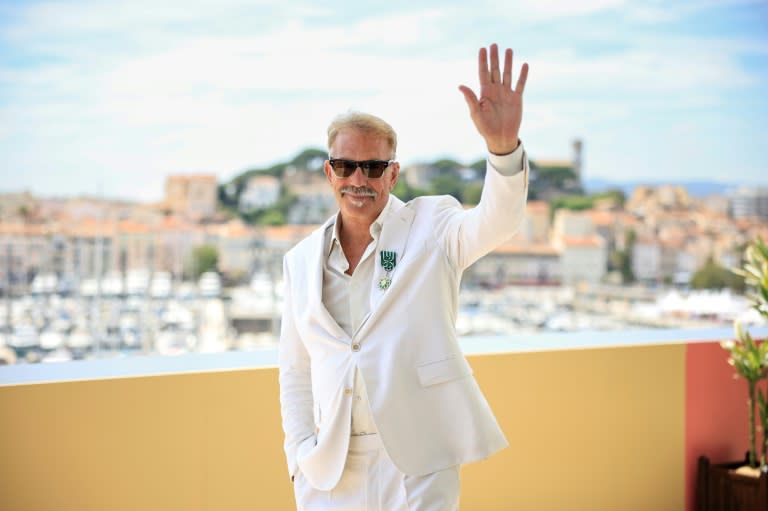 El director y actor estadounidense Kevin Costner posa tras ser condecorado como Caballero de Artes y Letras en Cannes (sur de Francia) el 19 de mayo de 2024 (Valery HACHE)