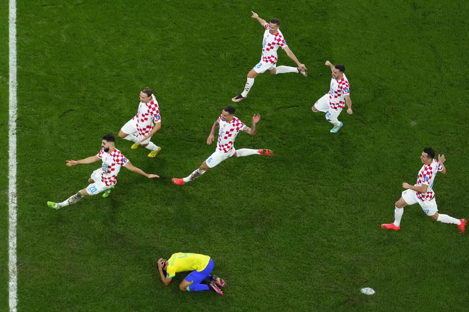 El zaguero brasileño Marquinhos decepcionado tras fallar un penal en la derrota ante Croacia en los cuartos de final del Mundial, el viernes 9 de diciembre de 2022, en Rayán, Qatar. (AP Foto/Petr David Josek)