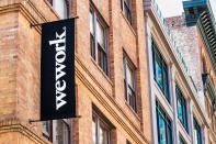 <p>WeWork es una empresa inmobiliaria estadounidense que proporciona espacios de trabajo compartidos. Fue fundada en 2010 por Adam Neumann y Miguel McKelvey y llegó a tener un valor de 47.000 millones de dólares, pero en 2019 presentó documentos para oferta pública inicial y comenzó el desastre. Algunos acusaron a la empresa de ser una estafa piramidal y cuestionaron las prácticas de Neumann, que acabó siendo despedido por su mala gestión y sus continuos excesos. (Foto: Getty Images).</p> 