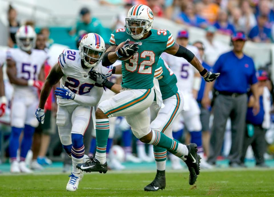 Miami Dolphins running back Kenyan Drake (32), runs for a first down against the Buffalo Bills during second half action of their NFL game Sunday Dec. 3, 2018, in Miami Gardens. [BILL INGRAM/palmbeachpost.com]