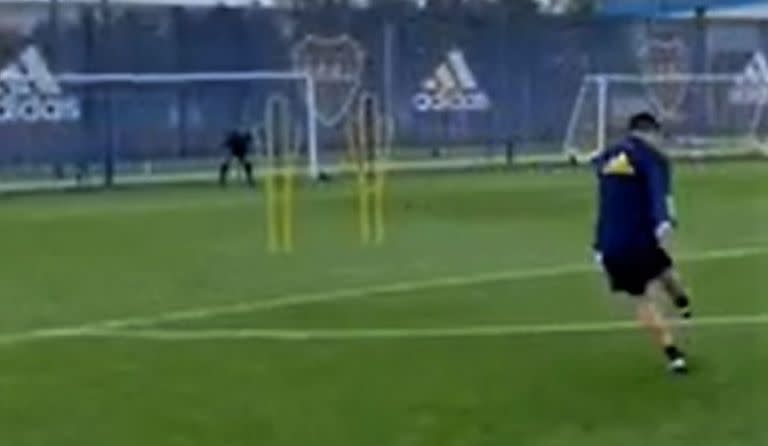 La calidad intacta de Riquelme a la hora de los tiros libres