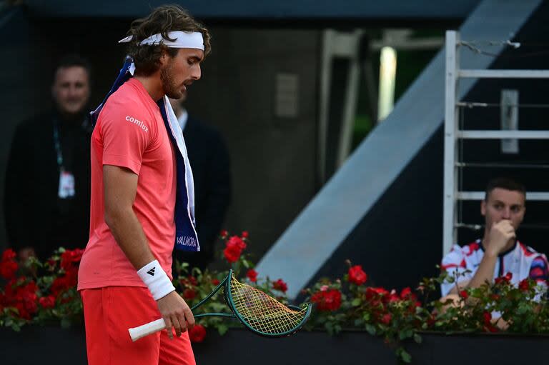 Stefanos Tsitsipas, con la raqueta rota apenas empezado el partido frente a Jan-Lennard Struff en el Masters 1000 de Roma, todo un símbolo del estado emocional del griego.