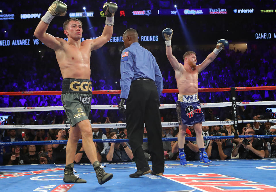 Canelo y Golovkin celebran despues de la pelea en el T-Mobile Arena.