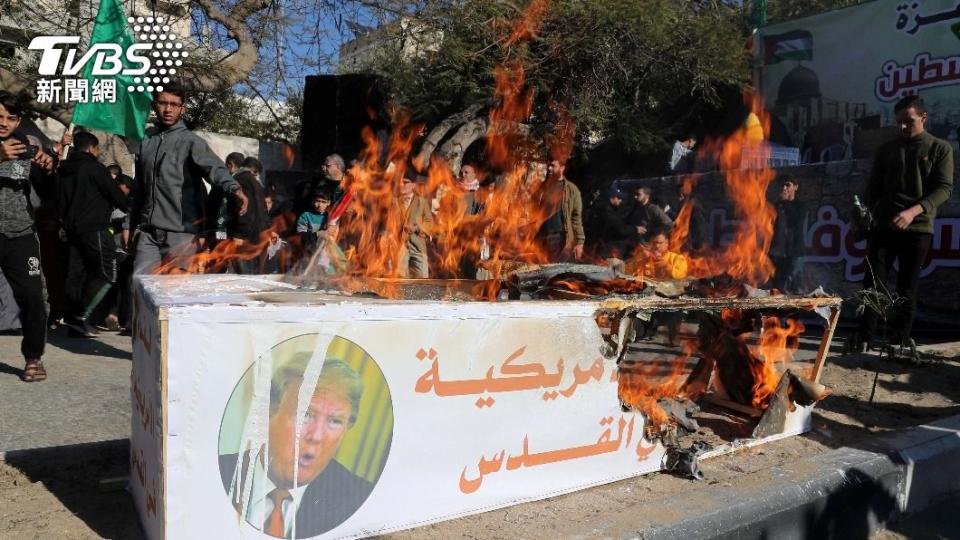 巴勒斯坦民眾焚燒貼有川普照片的棺材，抗議川普承認耶路撒冷為以色列首度。（圖／達志影像路透社）