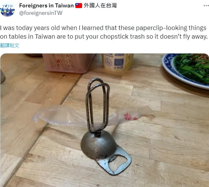 有外籍人士透露，直到最近他才知道這個外觀形似迴紋針的物品，是用來夾住固定免洗筷塑膠袋，避免塑膠袋飛走用的。翻攝自推特「Foreigners in Taiwan外國人在台灣」
