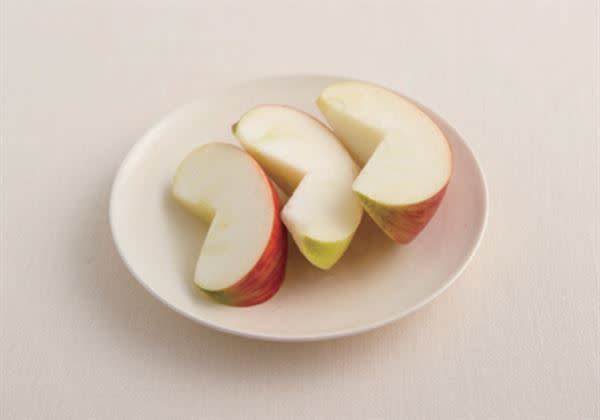 蘋果 1/2 顆（100g）：54kcal
