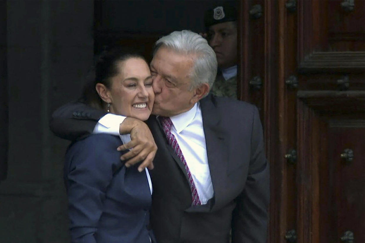 Andrés Manuel López Obrador, presidente de México y la próxima presidenta, Claudia Sheinbaulm, en su primera reunión en Palacio Nacional tras las  elecciones | EMMA GUILLAUME/AFPTV/AFP via Getty Images