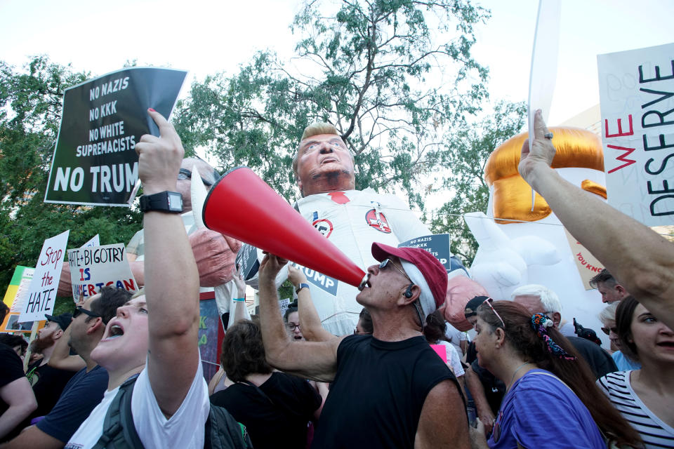 <p>Peace activists rally outside of a Donald Trump campaign rally in Phoenix, Arizona, U.S. August 22, 2017. (Sandy Huffaker/Reuters) </p>