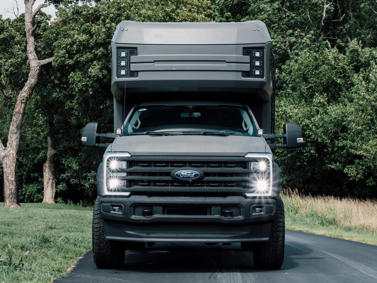 Производител на луксозни RV превърна Ford F-250 в кемпер на стойност $350 000 с почти всички удобства на дома — включително пране