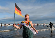 <p>Alljährlich findet am zweiten Weihnachtsfeiertag, in Großbritannien „Boxing Day“ genannt, im englischen Redcar eine Wohltätigkeitsveranstaltung der ungewöhnlichen Art statt. Beim „Boxing Day Dip“ gehen Teilnehmer bei eisigen Temperaturen in der Nordsee schwimmen – und ziehen dafür schräge Outfits an. Bei dem Event werden jährlich Jahr hohe Beträge für wohltätige Organisationen gespendet. Auch diese Frau nimmt an der Veranstaltung teil. (Bild: Ian Forsyth/Getty Images) </p>