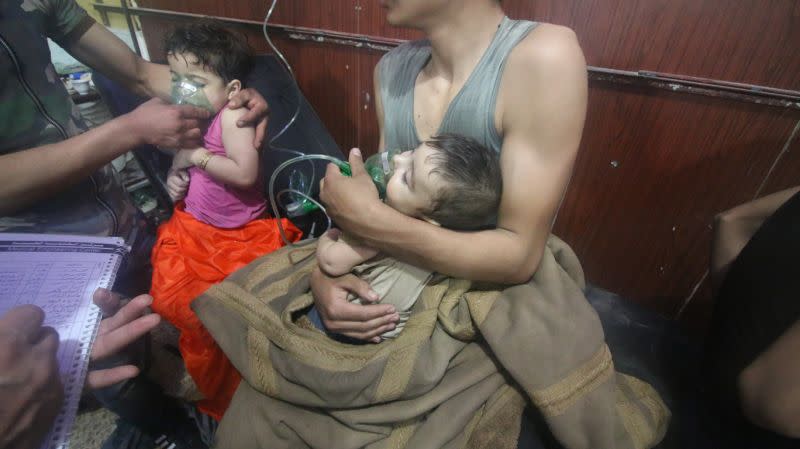 Ein syrisches Kind wird ärztlich behandelt, nachdem die Streitkräfte des Assad-Regimes am 7. April 2018 angeblich einen Giftgasangriff auf Damaskus durchgeführt haben. (Bild: Halil el-Abdullah/Anadolu Agency/Getty Images)