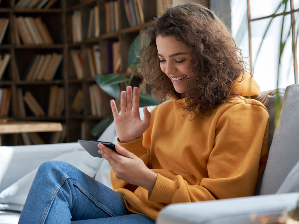 Freunde sehen sich derzeit oftmals nur per Video-Chat (Bild: insta_photos/Shutterstock.com)