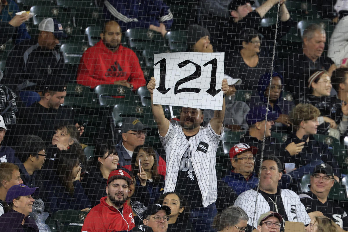 The Chicago White Sox lose their 121st game of the season, setting the modern-era MLB record for losses