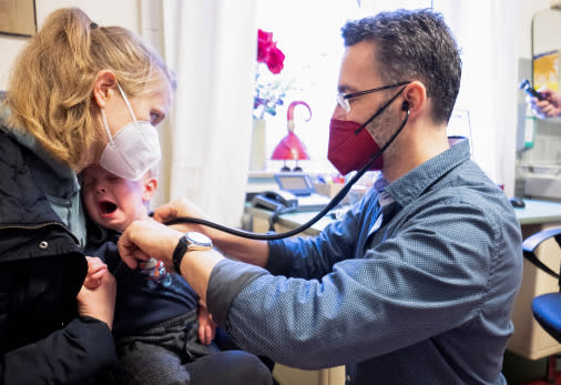 德國波昂小兒科醫師Dr Axel Gerschlauer 為一名感染RSV病童檢查。路透社