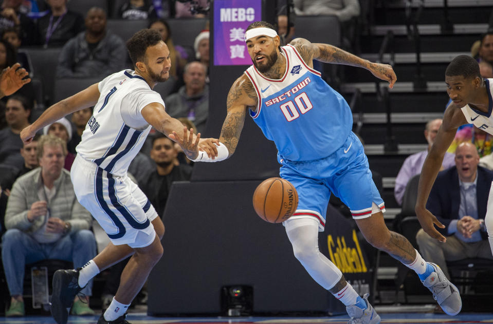 The Sacramento Kings' Willie Cauley-Stein (00) is fouled by the Memphis Grizzlies' Kyle Anderson, left, as he drives down court on Friday, Dec. 21, 2018, at the Golden 1 Center in Sacramento, Calif. (Hector Amezcua/Sacramento Bee/TNS via Getty Images)