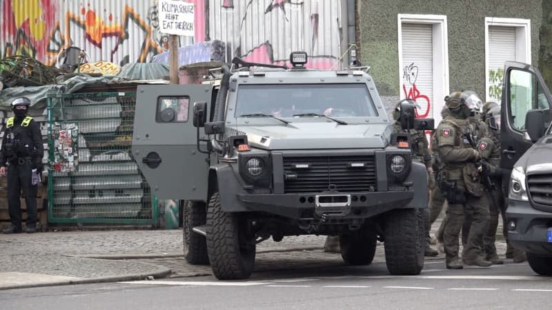 Police officers stand by an armoured vehicle during an operation connected with the manhunt for the two suspected robbers Ernst-Volker Staub and Burkhard Garweg, who are still on the run. Paul Zinken/dpa