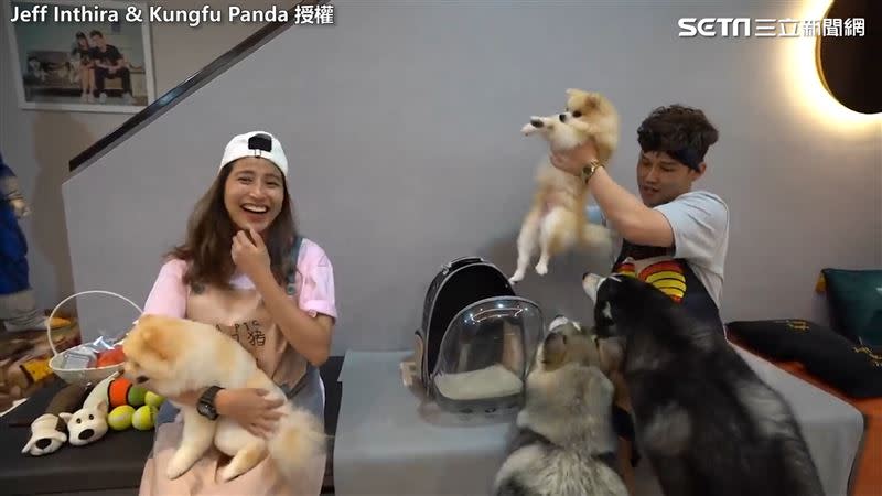 雖然夫妻倆沒照顧過小型犬但還是很開心地去迎接這2隻博美狗。（圖／Jeff Inthira & Kungfu Panda 授權）