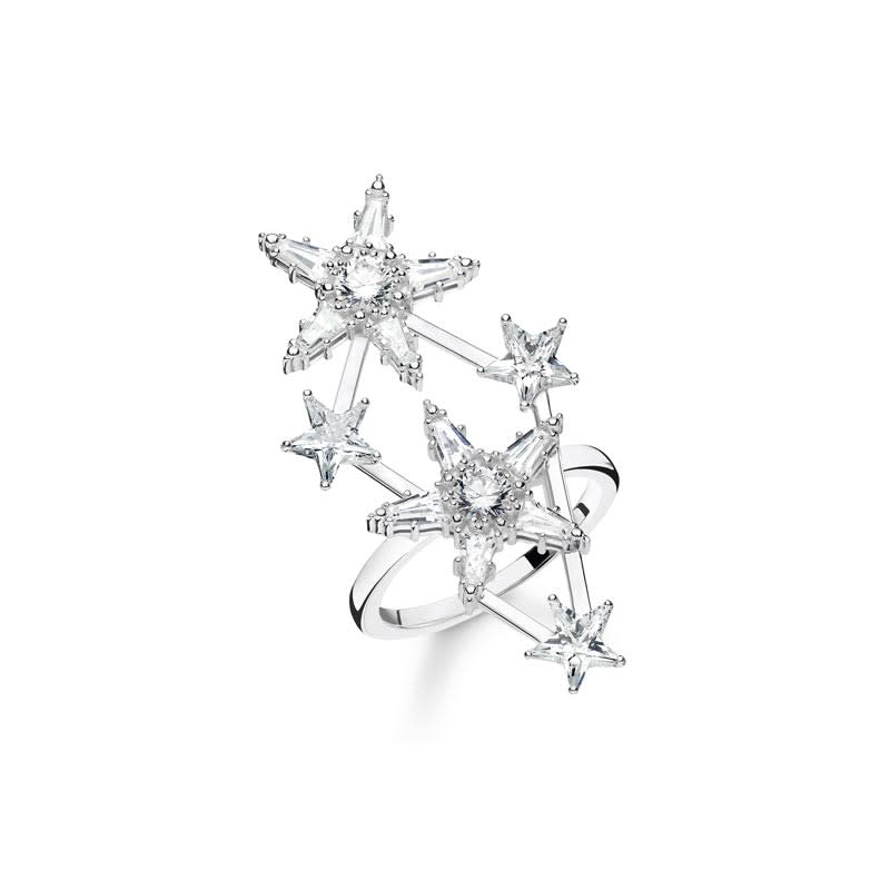 <p>En argent et oxydes de zirconium, Thomas Sabo, <a href="https://www.thomassabo.com/EU/fr_FR/pd/bague/TR2272.html?cgid=women-categories-allitems&dwvar_TR2272_config-color=051-14#start=4" rel="nofollow noopener" target="_blank" data-ylk="slk:www.thomassabo.com;elm:context_link;itc:0;sec:content-canvas" class="link ">www.thomassabo.com</a>, 149 €</p>